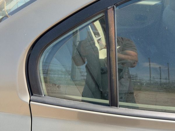 01-06 Elantra Passenger Right Rear Vent Window Back Door Glass With Frame Oem — photo 1