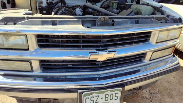 1995 Chevy Pickup 1500 Grille Cracked — photo 3