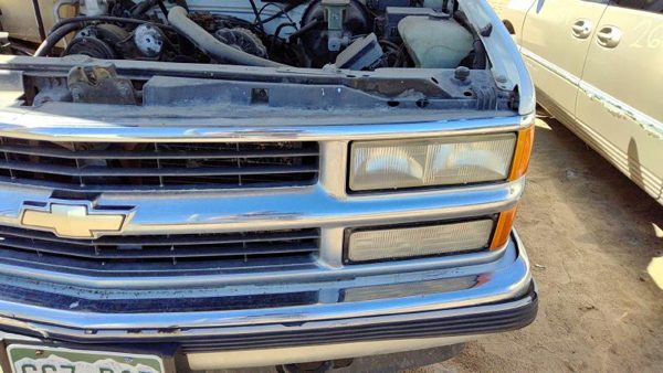 1995 Chevy Pickup 1500 Grille Cracked — photo 5