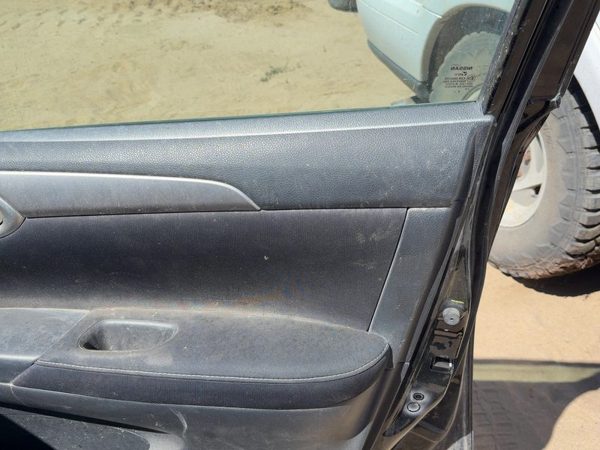 2014 Nissan Sentra Front Door Trim Panel RH Charcoal G — photo 2