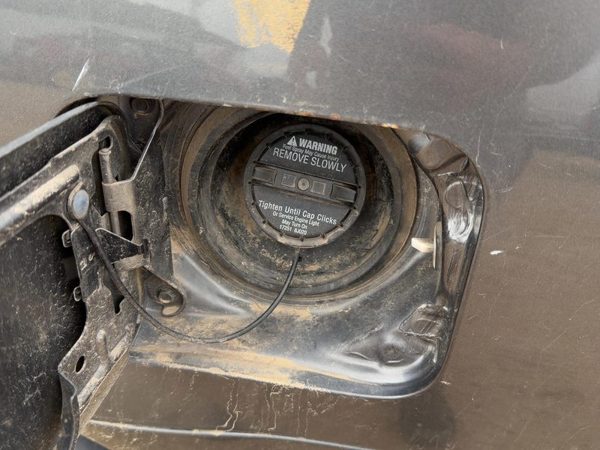 2005-2006 Nissan Altima Fuel Filler Neck Assembly With Gas Cap Oem From 01/05 — photo 2