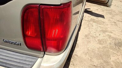 1998 Lincoln Navigator Tail Light Assembly RH Cracked