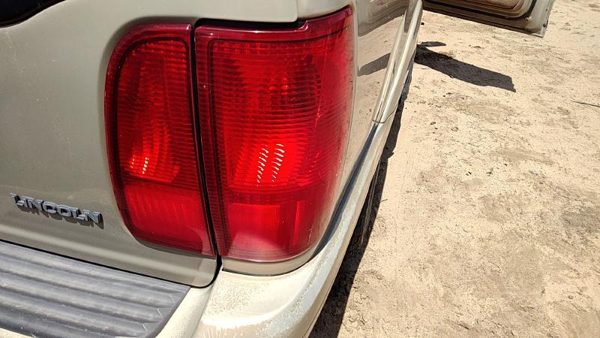 1998 Lincoln Navigator Tail Light Assembly RH Cracked — photo 1