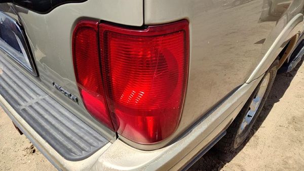 1998 Lincoln Navigator Tail Light Assembly RH Cracked — photo 3