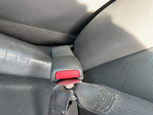 98-04 Seville Driver Left Front Seat Belt Buckle Receiver Oem Dark Gray 145 — photo 3
