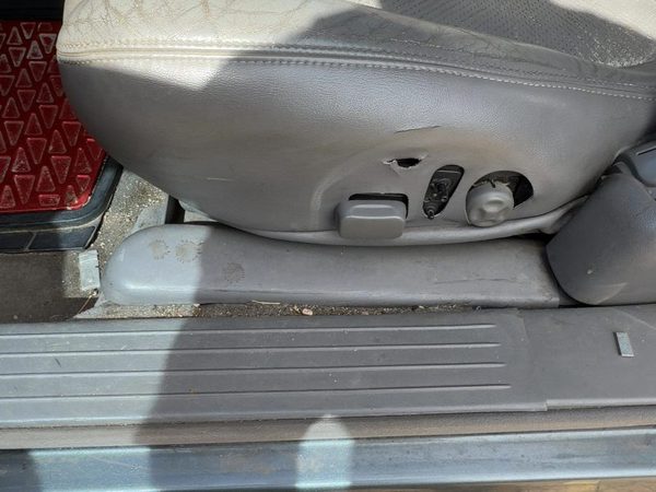 98-04 Seville Driver Left Power Seat Track With Motors Only Oem Dark Gray 145 — photo 3