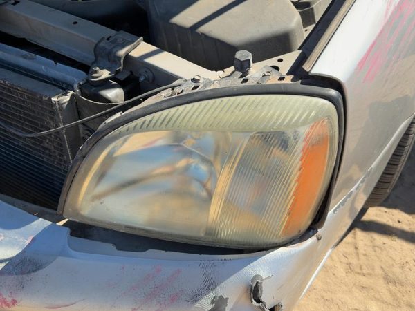 2005 Cadillac Deville Headlamp Assembly LH — photo 3