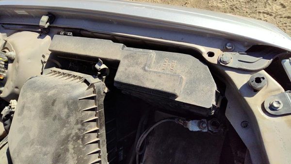 1998 Toyota Camry Engine Fuse Box 3.0L — photo 3