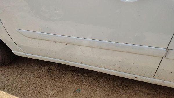 00-07 Focus Station Wagon Driver Left Front Moulding From Door Trim Strip White — photo 1
