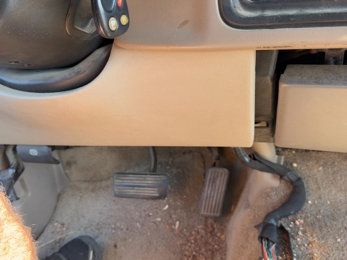 2003 Chevy Suburban Lower Dash Under Column Knee Bolster Trim Panel Oem Tan 52D