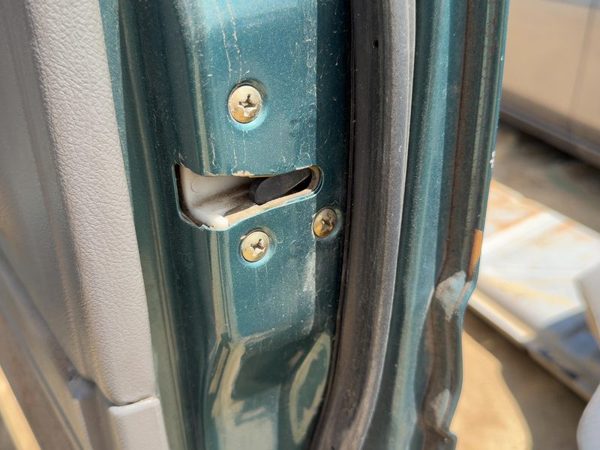 95-97 Isuzu Rodeo Passenger Right Front Door Latch With Rods/Cables Oem — photo 2