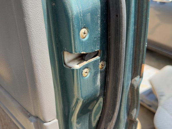 95-97 Isuzu Rodeo Passenger Right Front Door Latch With Rods/Cables Oem — photo 1