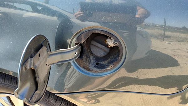 2005-2008 Pontiac Grand Prix Fuel Filler Neck Assembly With Gas Cap Oem 10323502 — photo 1