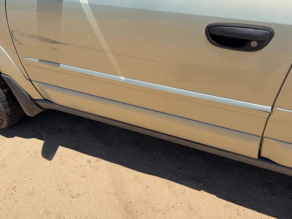 05-09 Legacy Outback Driver Left Front Upper Moulding From Door Oem Gold 9J — photo 1