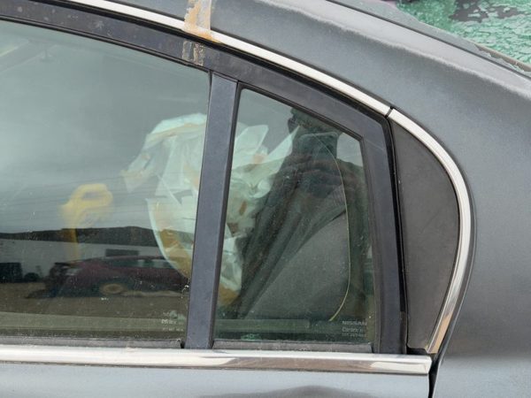 02-06 Nissan Altima Driver Left Rear Vent Window Back Door Glass With Frame Oem — photo 2