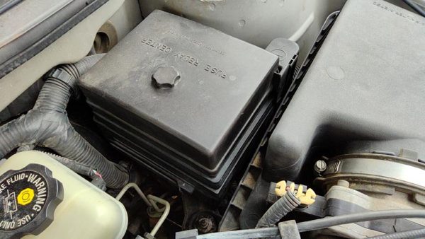 2000 Chevrolet Malibu Engine Fuse Box 3.1L — photo 3