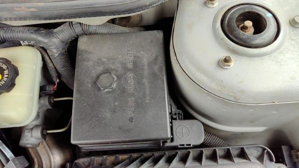 2000 Chevrolet Malibu Engine Fuse Box 3.1L — photo 1