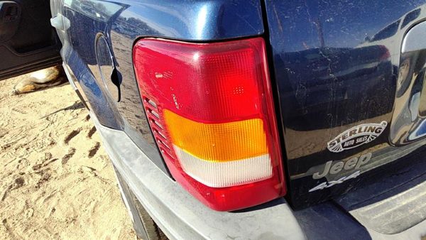 2003-2004 Jeep Grand Cherokee Driver Left Tail Light Brake Lamp Oem Rear — photo 1