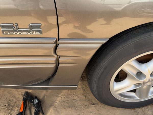 1999 Pontiac Bonneville Passenger Right Moulding From Fender Oem Trim Strip Gold — photo 1