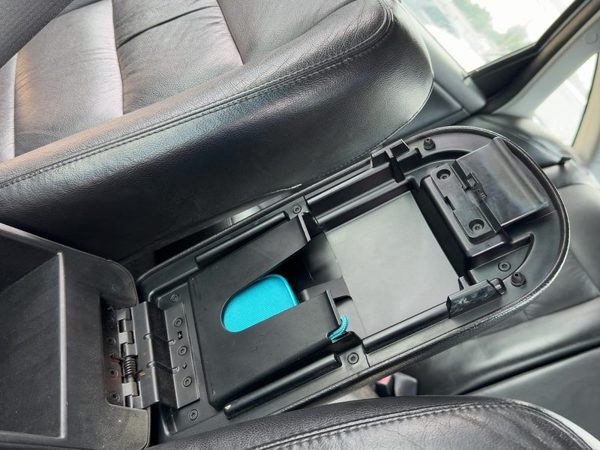 05-07 Ford Fivehundred Center Console Lid Only Oem Arm Rest Fold Down Black Hw — photo 2