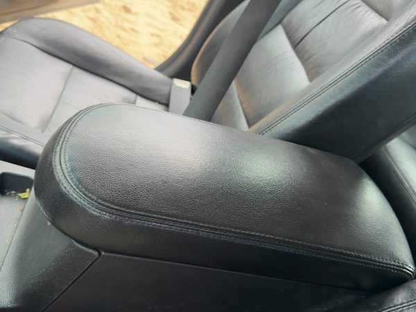 05-07 Ford Fivehundred Center Console Lid Only Oem Arm Rest Fold Down Black Hw — photo 1