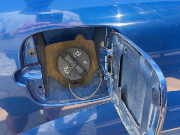 2002-2007 Saturn Vue Redline Fuel Filler Neck Assembly With Gas Cap Oem 25821794 — photo 1