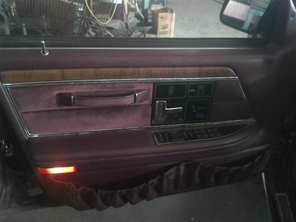 1991 Lincoln Continental — vehicle photo 4