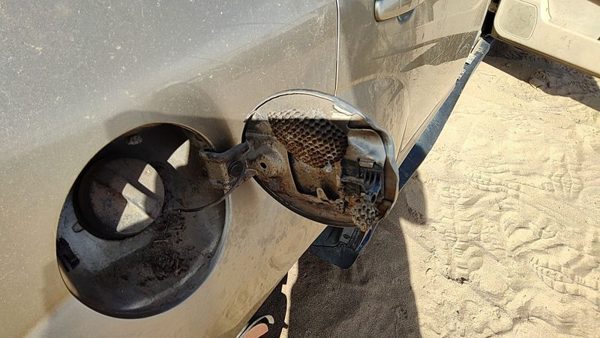 07-09 Suzuki Grand Vitara Xl-7 Fuel Tank Door With Hinge Gas Lid Oem Filler Gold — photo 6