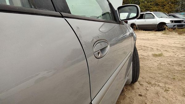 2000 Chevrolet Malibu Front Door RH 17U Silvermist — photo 2