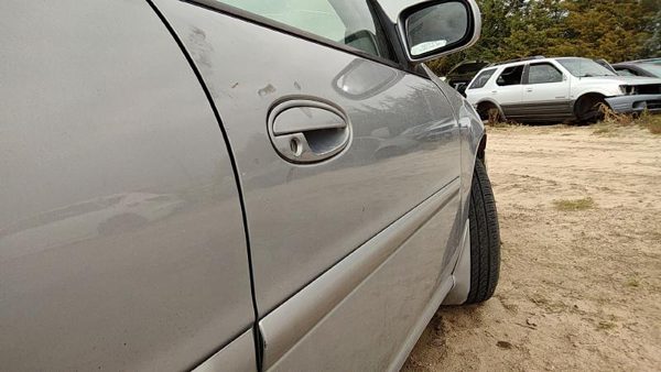 2000 Chevrolet Malibu Front Door RH 17U Silvermist — photo 3