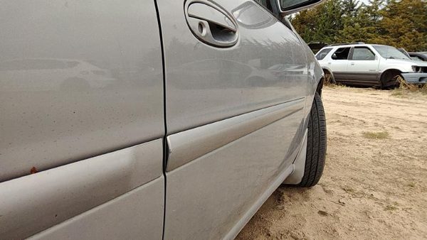 2000 Chevrolet Malibu Front Door RH 17U Silvermist — photo 4