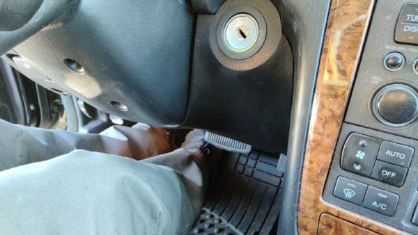2004-2005 Hyundai Xg350 Lower Dash Under Column Knee Bolster Trim Panel Black — photo 3
