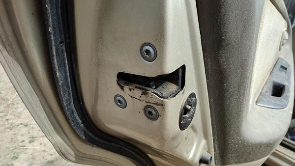 2000-2003 Nissan Maxima Driver Left Rear Door Latch With Rods/Cables Oem Back — photo 1