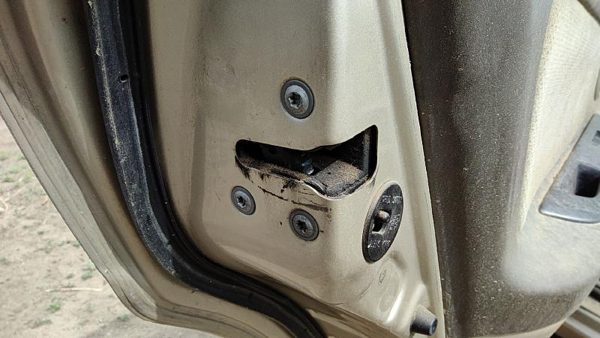 2000-2003 Nissan Maxima Driver Left Rear Door Latch With Rods/Cables Oem Back — photo 2