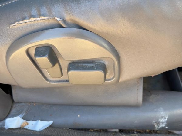 2005 Cadillac Deville Seat Track RH Gray 142 — photo 1