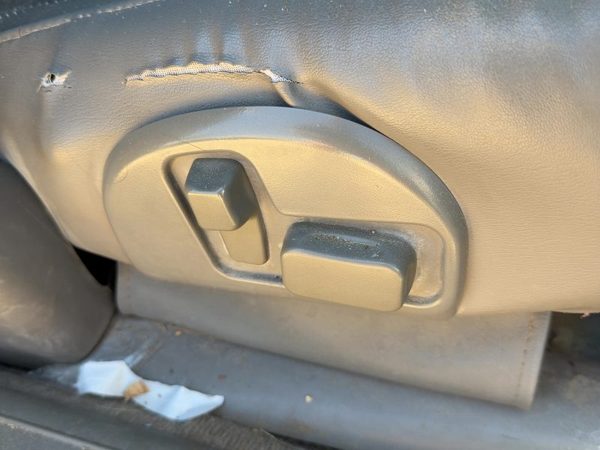 2005 Cadillac Deville Seat Track RH Gray 142 — photo 2