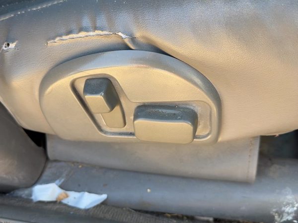 2005 Cadillac Deville Seat Track RH Gray 142 — photo 3