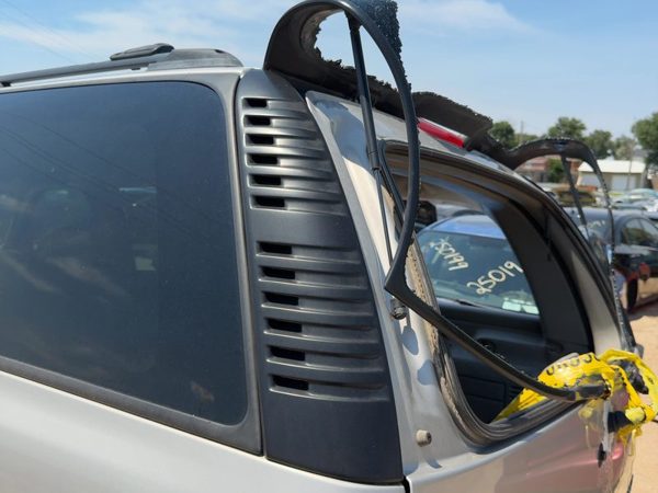 2000-2006 Chevy Suburban 1500 Driver Left Rear Moulding On Quarter Panel Oem — photo 1