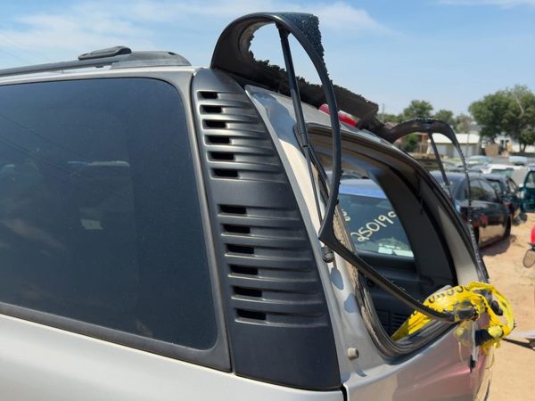 2000-2006 Chevy Suburban 1500 Driver Left Rear Moulding On Quarter Panel Oem — photo 2