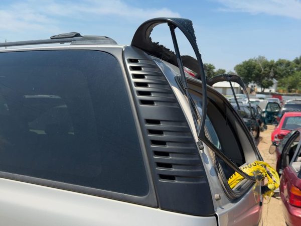 2000-2006 Chevy Suburban 1500 Driver Left Rear Moulding On Quarter Panel Oem — photo 3