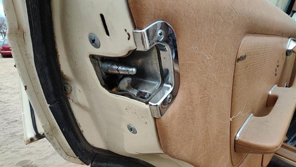 1979-1985 Mercedes 300Td Driver Left Rear Door Latch With Rods/Cables Oem Back — photo 1