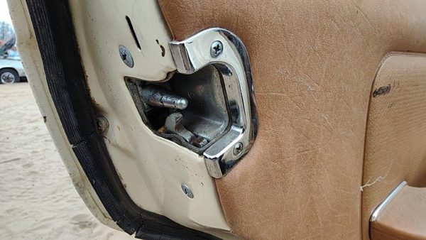 1979-1985 Mercedes 300Td Driver Left Rear Door Latch With Rods/Cables Oem Back — photo 3
