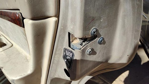 2000-2005 Chevy Impala Passenger Right Rear Door Latch With Rods/Cables Oem Back — photo 3