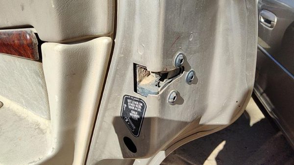 2000-2005 Chevy Impala Passenger Right Rear Door Latch With Rods/Cables Oem Back — photo 2