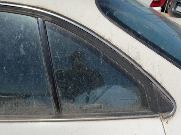 92-99 Eighty Eight Driver Left Rear Vent Window Back Door Glass With Frame Oem — photo 1