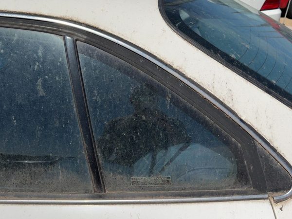 92-99 Eighty Eight Driver Left Rear Vent Window Back Door Glass With Frame Oem — photo 2