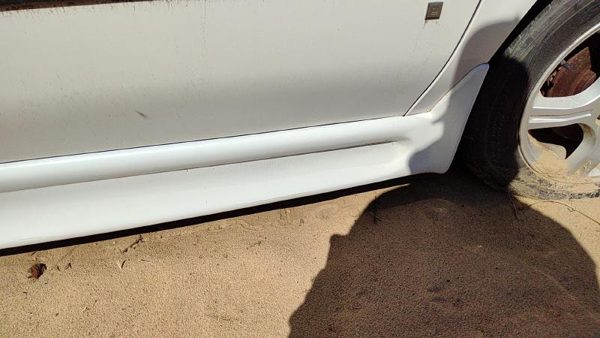 05-08 Uplander Passenger Right Lower Rocker Panel Moulding Side Skirt White 50U — photo 3