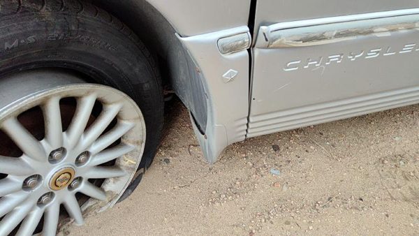 96-00 Town & Country Driver Left Moulding From Fender Trim Strip Silver Sq41 — photo 1