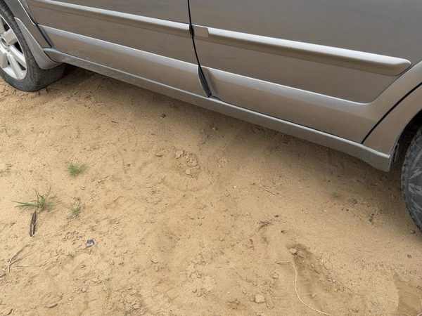 05-09 Legacy Outback Driver Lower Rocker Panel Moulding Side Skirt Silver Slq — photo 1