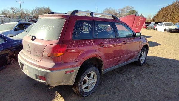 2004 Mitsubishi Outlander — vehicle photo 6